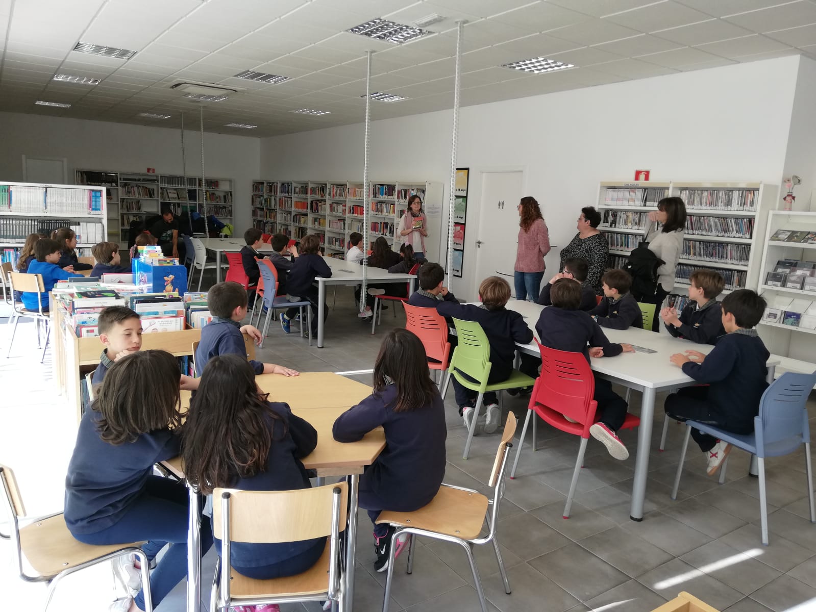 Los alumnos de 3ºEP de La Salle Alcoi  visitan el Aula de Lectura de la Uixola
